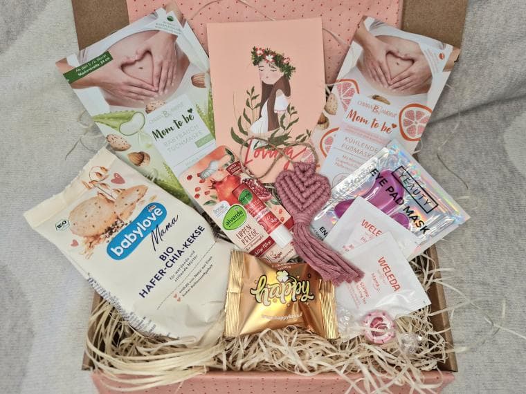 Gesundheitsbox zur Schwangerschaft mit liebevollen Produkten für werdende Mamas