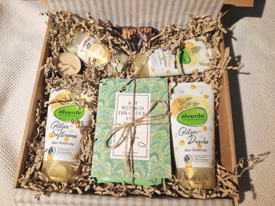 Danke-Geschenkbox mit Glücksprodukten und persönlicher Karte