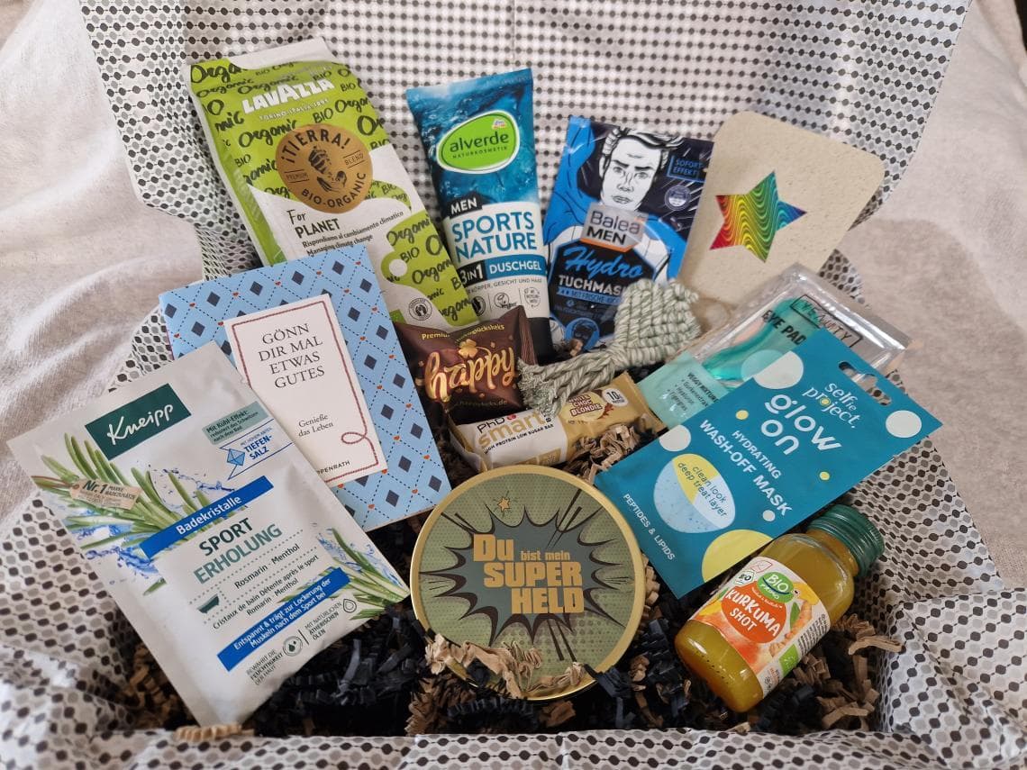Geschenkbox für Männer mit Pflege, Schokolade und persönlicher Karte